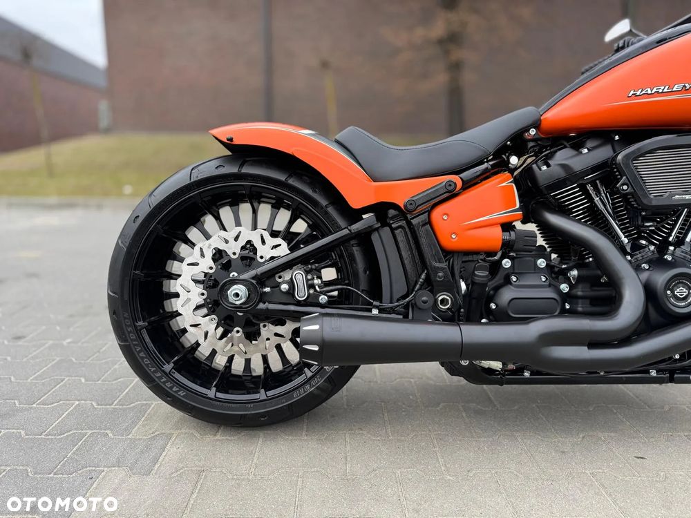 Harley-Davidson Softail Breakout - 11