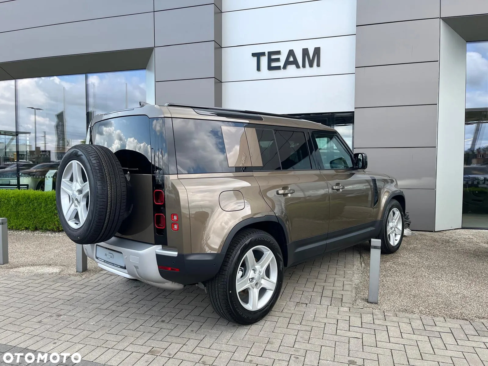 Land Rover Defender - 11