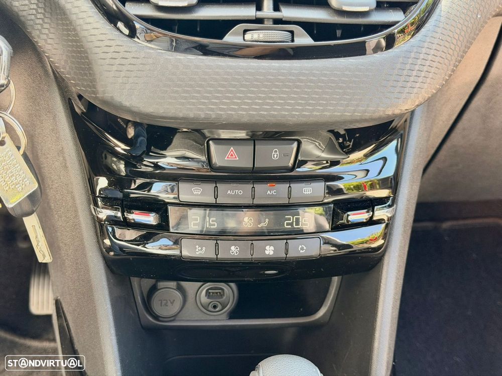 Peugeot 2008 1.2 PureTech Allure EAT6 - 31