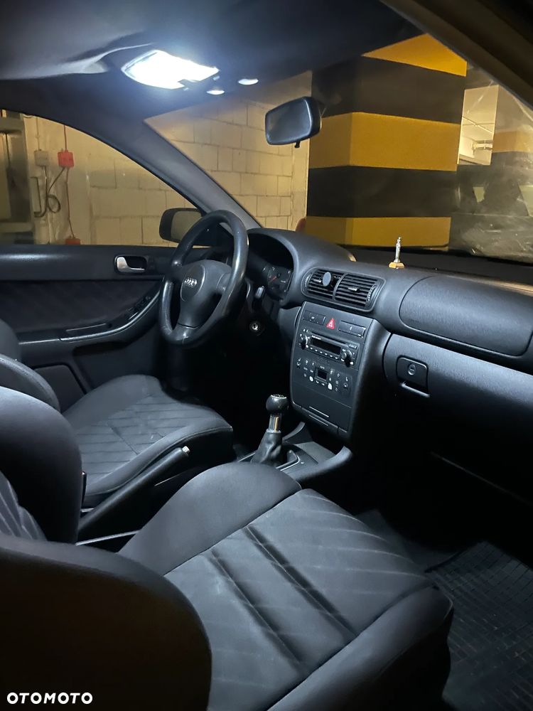 Audi A3 3-drzwiowe 1.8 Attraction - 2