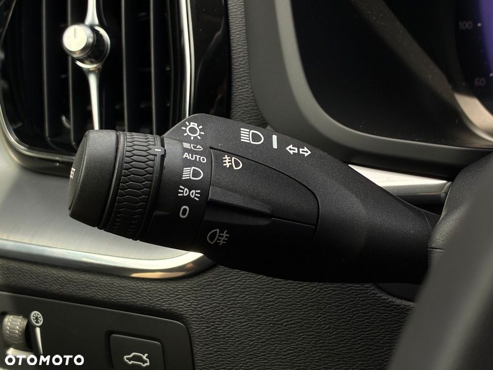 Volvo XC 60 B4 B Momentum - 28