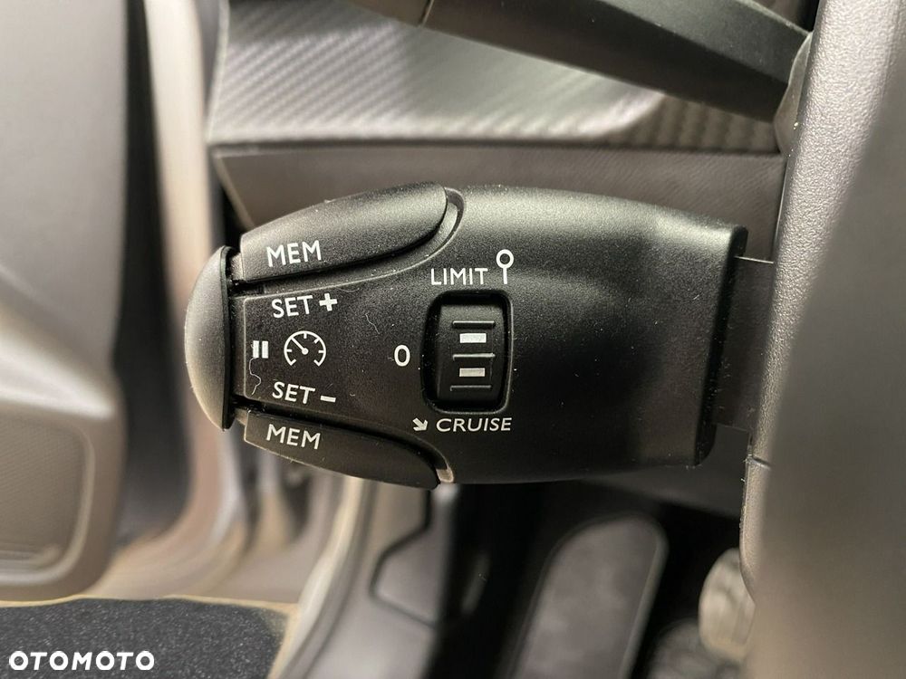Peugeot 208 - 24