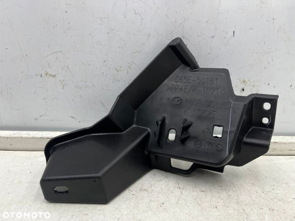 Ślizg Mazda 2 III DJ lift 23r.- lewe przednie dolne mocowanie wspornik osłona kratki atrapy zderzaka