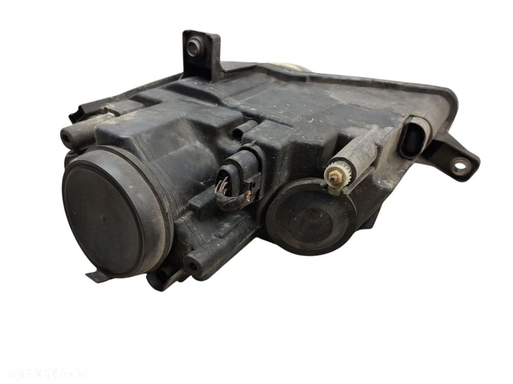 LAMPA PRAWY PRZÓD VOLKSWAGEN PASSAT B6 (2005-2010) 1.9 TDI 105KM - 2