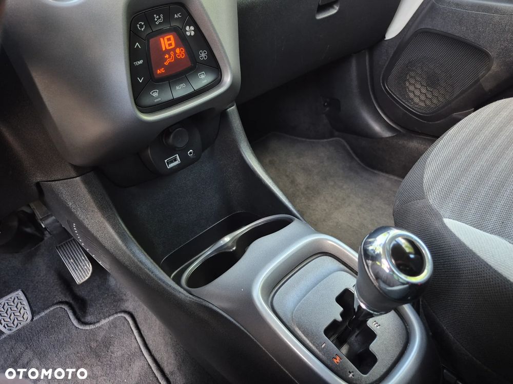 Toyota Aygo x.shift x-play connect - 32