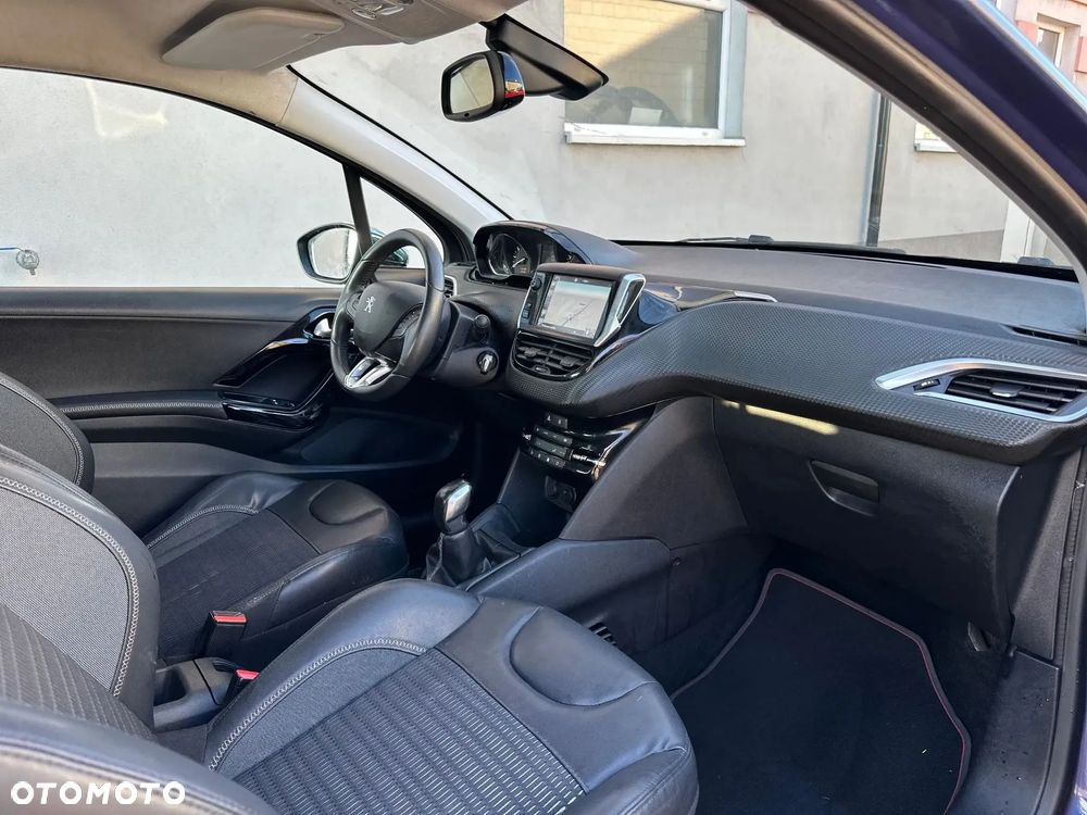 Peugeot 208 - 8