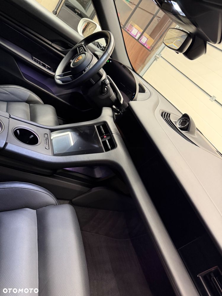 Porsche Taycan 4 - 18