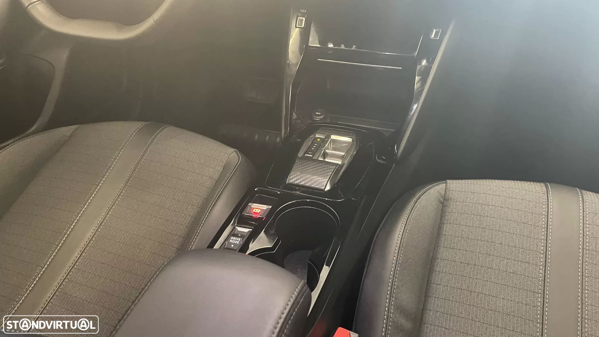 Peugeot 2008 1.2 PureTech Allure EAT8 - 36