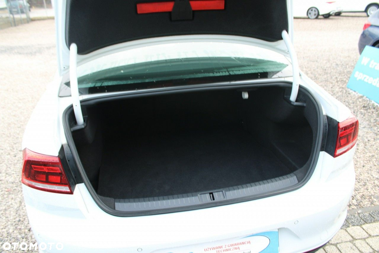 Volkswagen Passat - 15