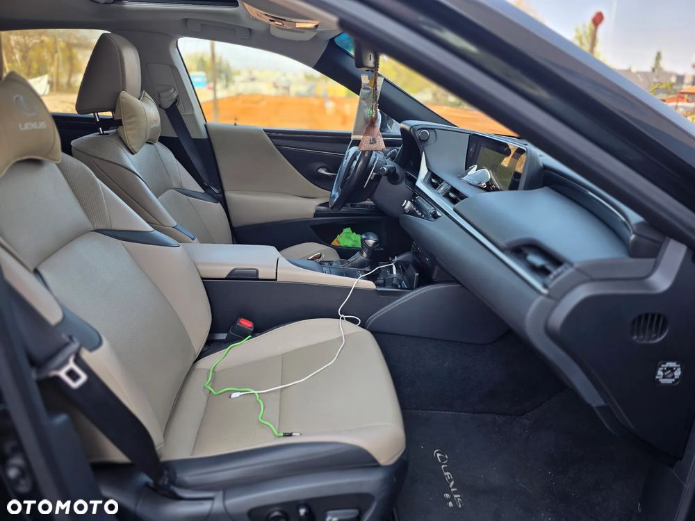 Lexus ES 300h Prestige - 17
