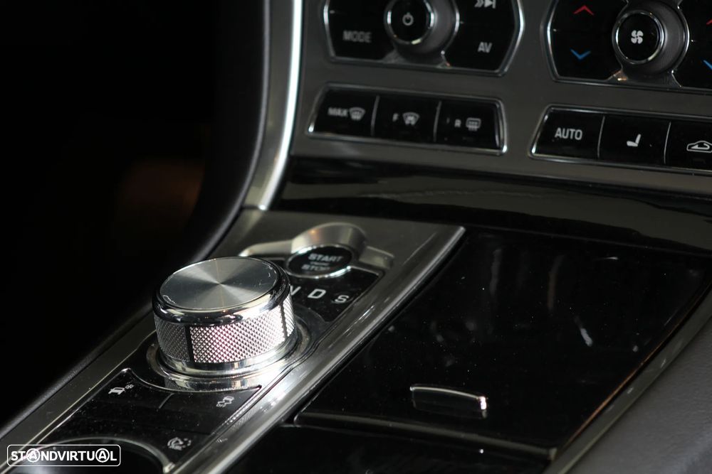 Jaguar XF Sportbrake 2.2 D R-Sport - 24