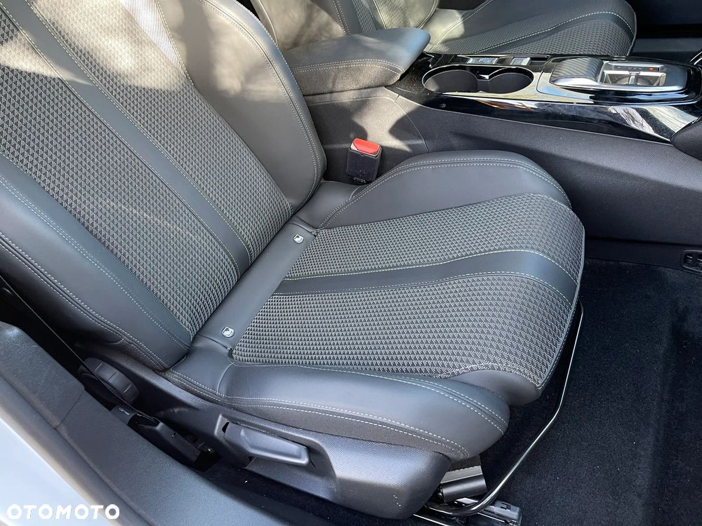 Peugeot 2008 50kWh GT - 20