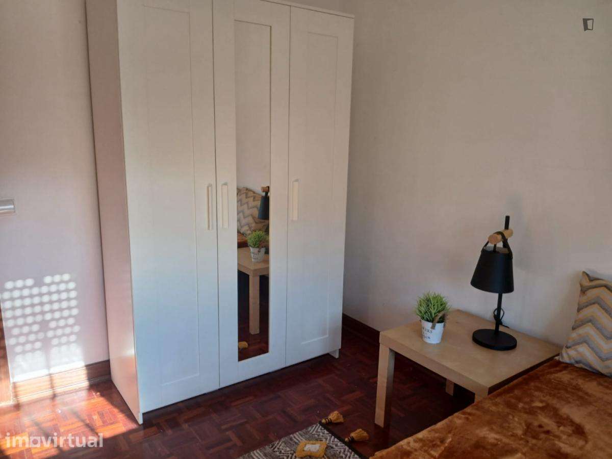 Quarto - localizado em Casal do Bispo Coimbra - Grande imagem: 4/11