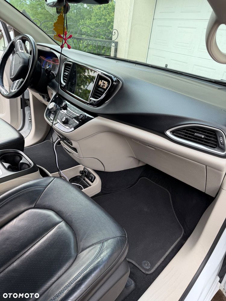 Chrysler Pacifica - 17