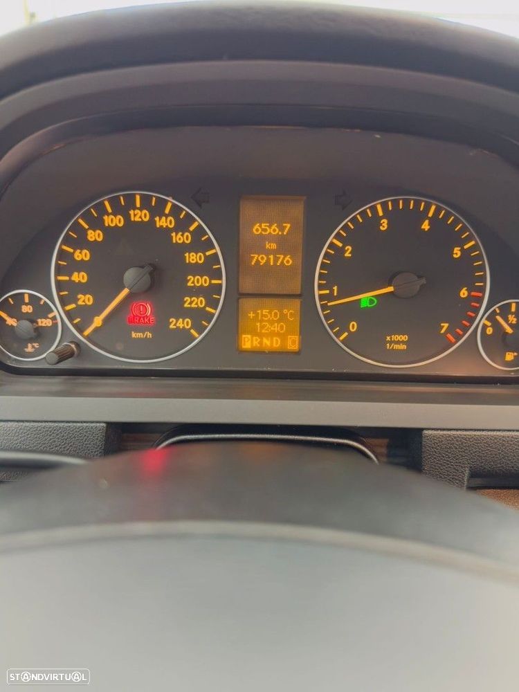 Mercedes-Benz A 200 Elegance Automatic - 23
