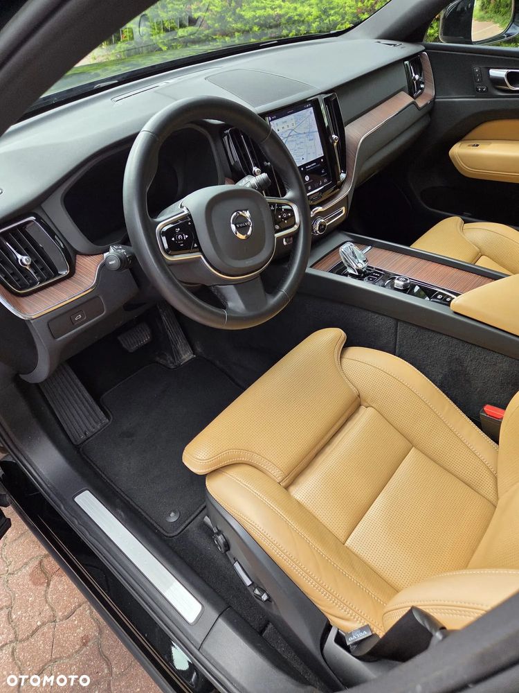 Volvo XC 60 B5 B AWD Plus Dark - 21