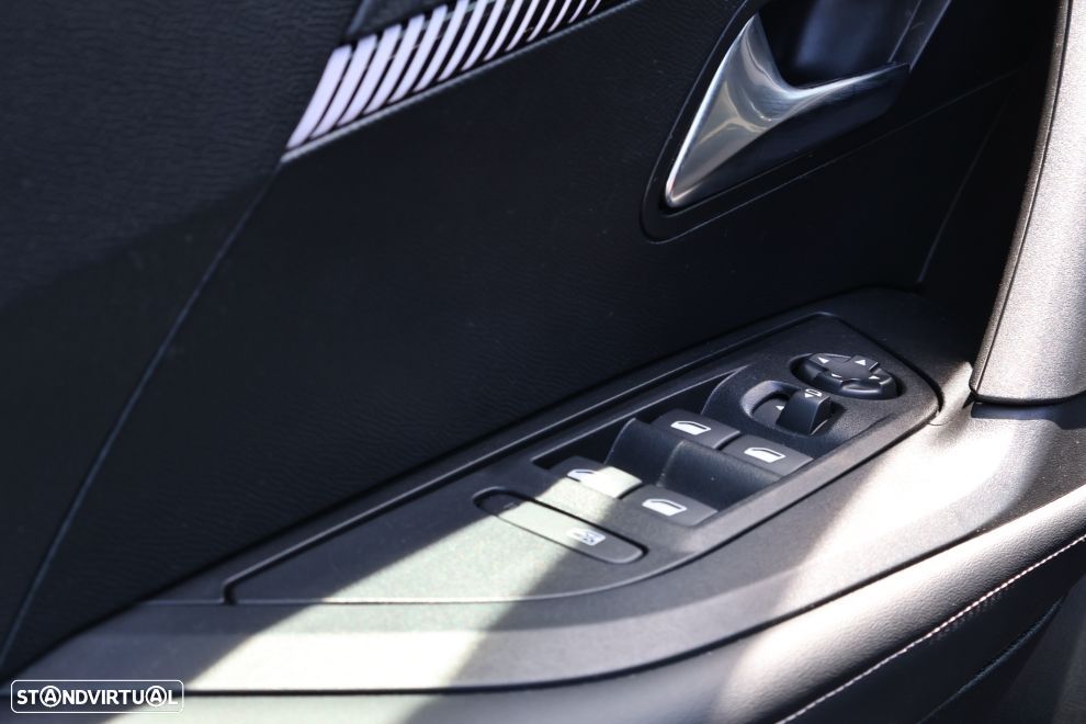 Peugeot 2008 1.2 Hybrid Allure e-DCS6 - 16