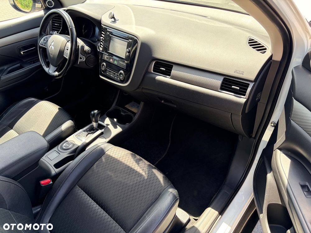 Mitsubishi Outlander 2.0 Instyle + 4WD CVT - 11