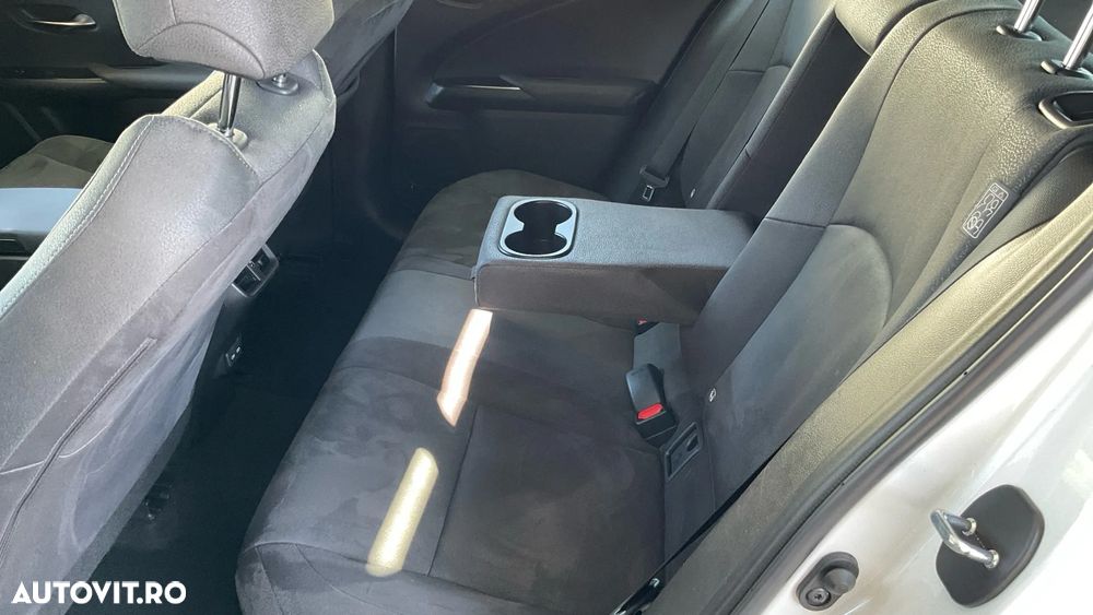 Lexus UX 250h Business Edition - 24