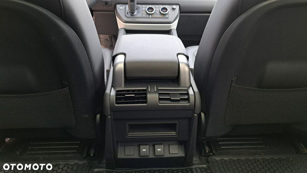 Land Rover Defender - 34