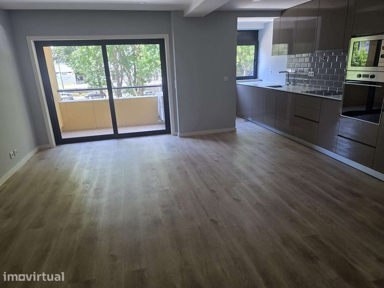 T1 moderno com varanda, garagem e vista para jardim no centro do Porto - Grande imagem: 2/10