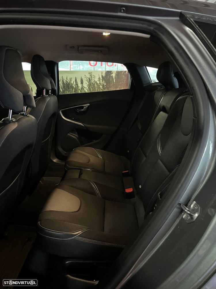 Volvo V40 2.0 D3 Momentum - 24