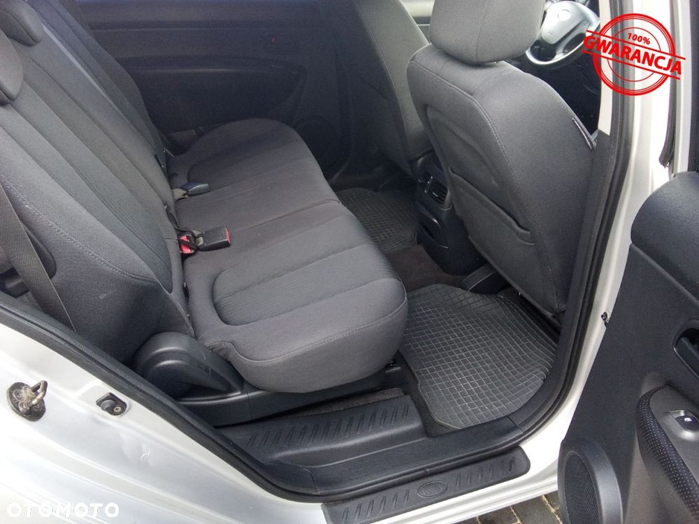 Kia Carens - 17
