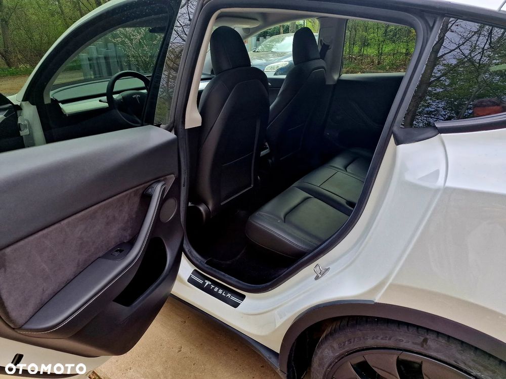Tesla Model Y Long Range AWD - 17