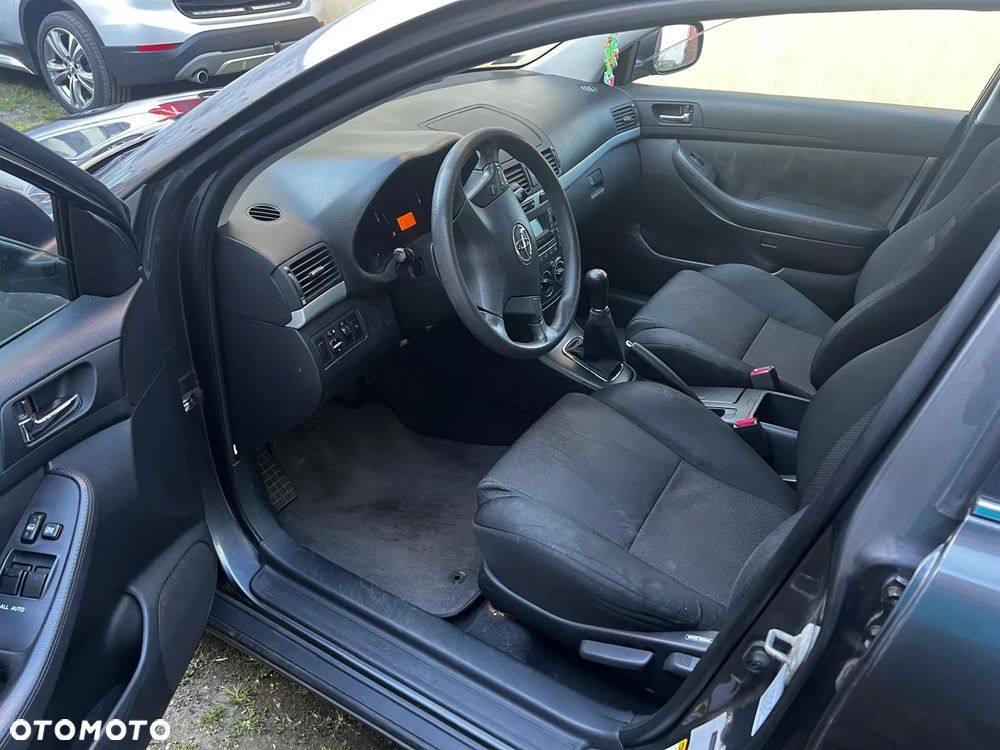 Toyota Avensis - 8