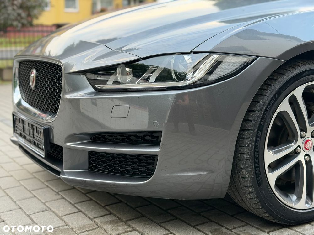Jaguar XE 2.0 D Portfolio - 17