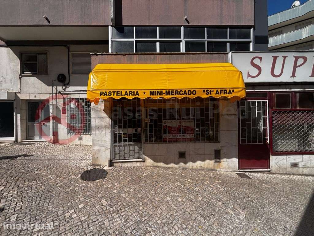 Loja com algum recheio no centro do Laranjeiro - Almada - Grande imagem: 2/18