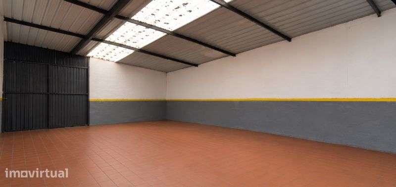 ARMAZÉM  em Mozelos – 600 m² DE ÁREA TOTAL / 200 m² COBERTOS | €850 - Grande imagem: 4/7