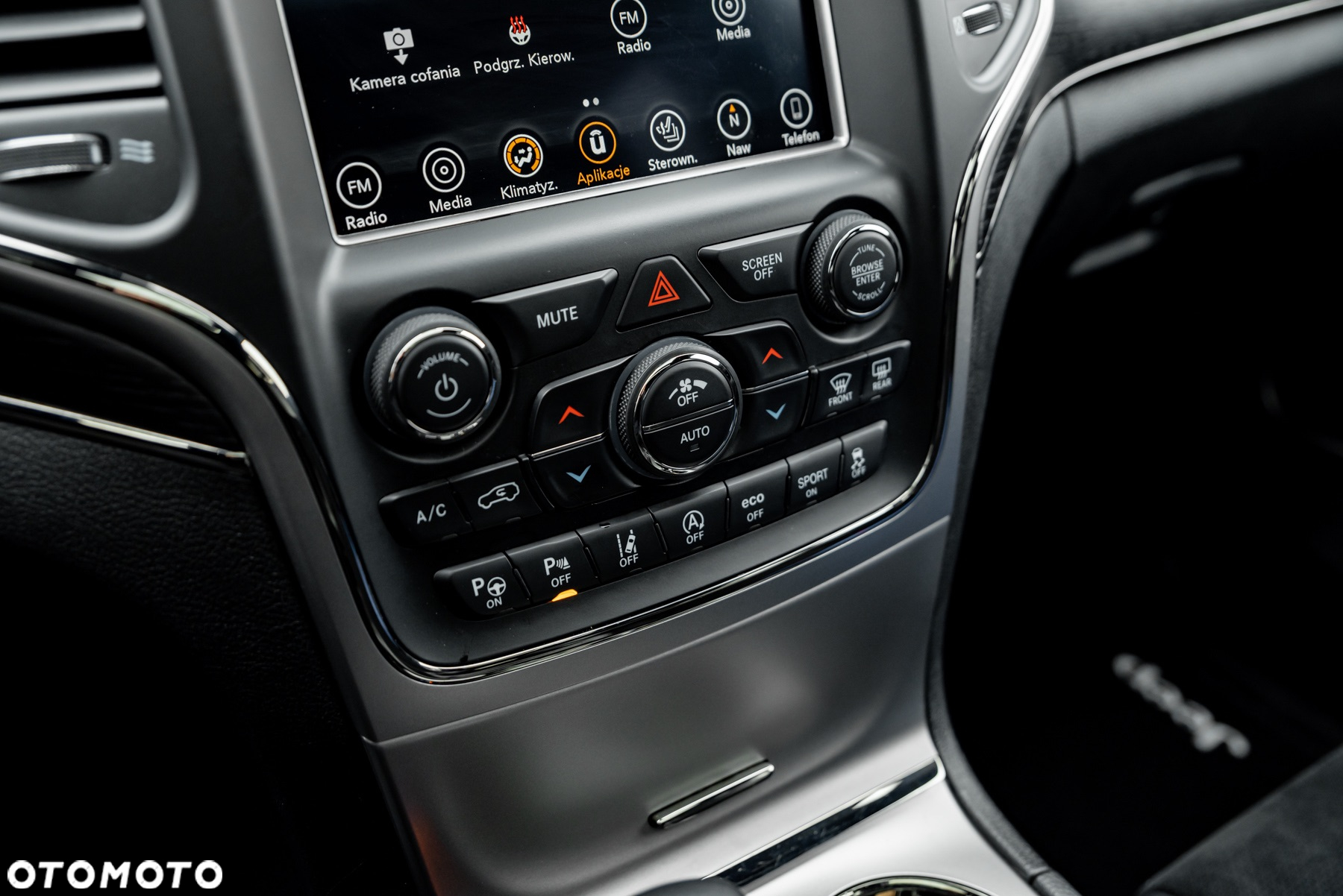 Jeep Grand Cherokee - 38