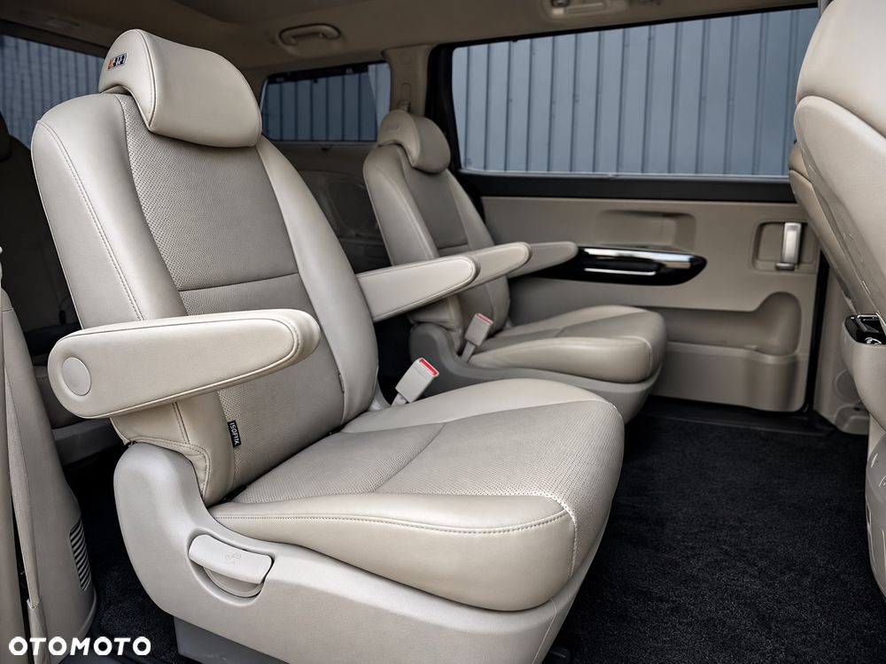 Kia Carnival - 16