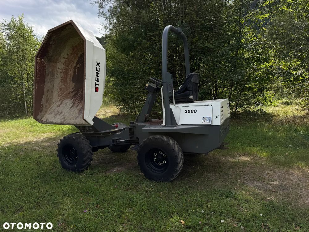 Terex 3001 Benford 3 tony OBROTOWE. Wozidło Budowlane-Rolnicze. Wózek z Obrotową Kolebą. 3 tony ładowność. 4x4. Mocny Silnik 4 cylindry Kubota 50km. 2600 mtg. Jazda 3 prędkości. Maszyna jak Nowa z Norweskiego Gospodarstwa! Ani deka luzów i wycieków! Pełny Oryginał. Hamulce brzytwa. Serwisy w DEKRA. Maszyna Woziła lekkie ładunki. Praktycznie zerowe zużycie. Wielka Okazja. Wszystko w pełnym Oryginale. Opony Oryginał w dobrym stanie! Oświetlenie Fabryczne tył przód! Potężna moc! - 1