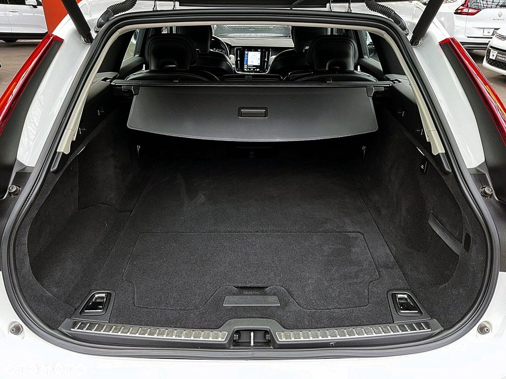 Volvo V90 Cross Country - 19
