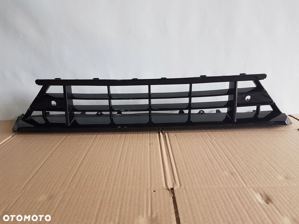 KRATKA ŚRODKOWA ZDERZAKA PRZÓD VOLVO XC60 LIFT R-DESIGN 32234959 - 1