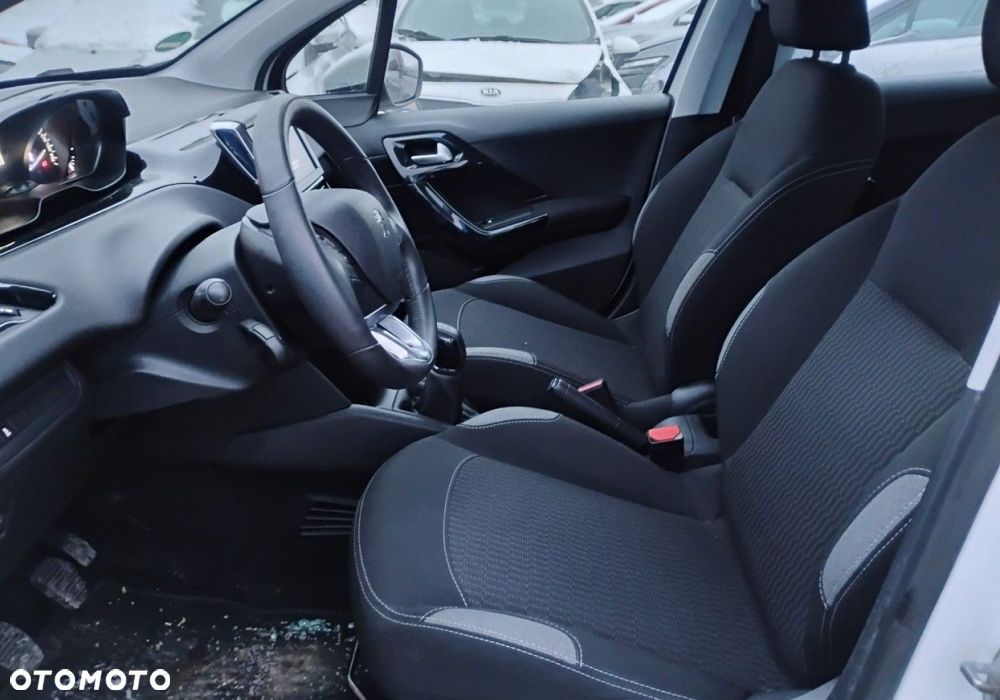 Peugeot 208 - 8