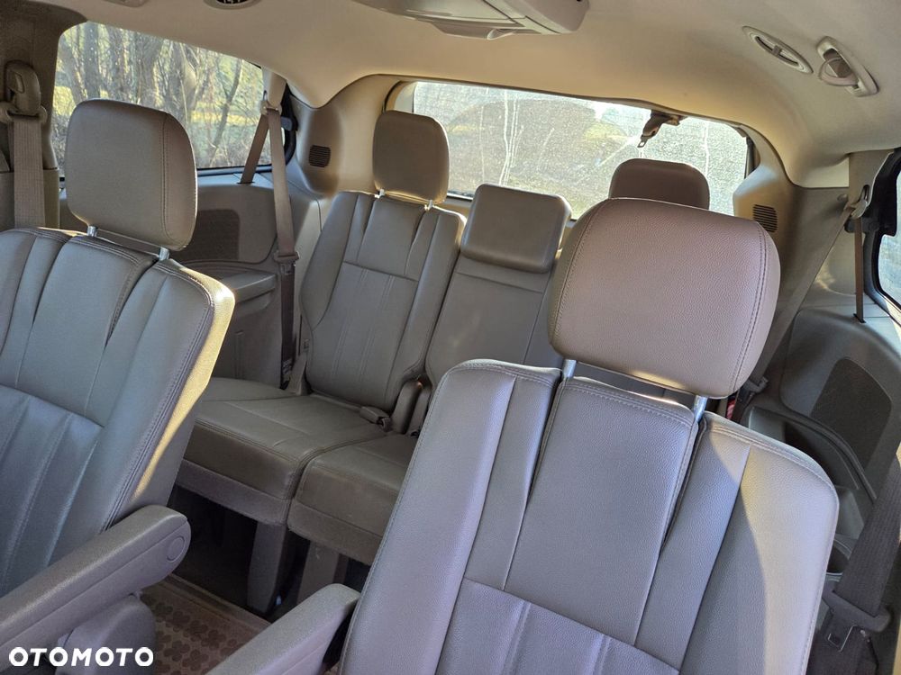 Chrysler Town & Country - 12