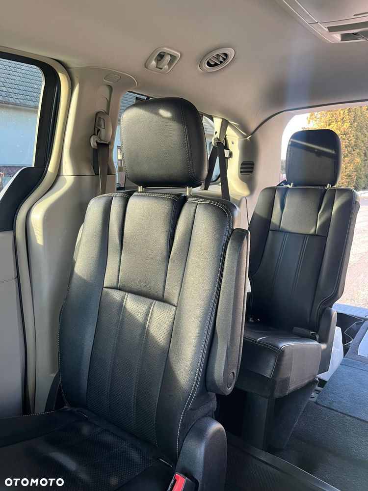 Chrysler Town & Country - 9