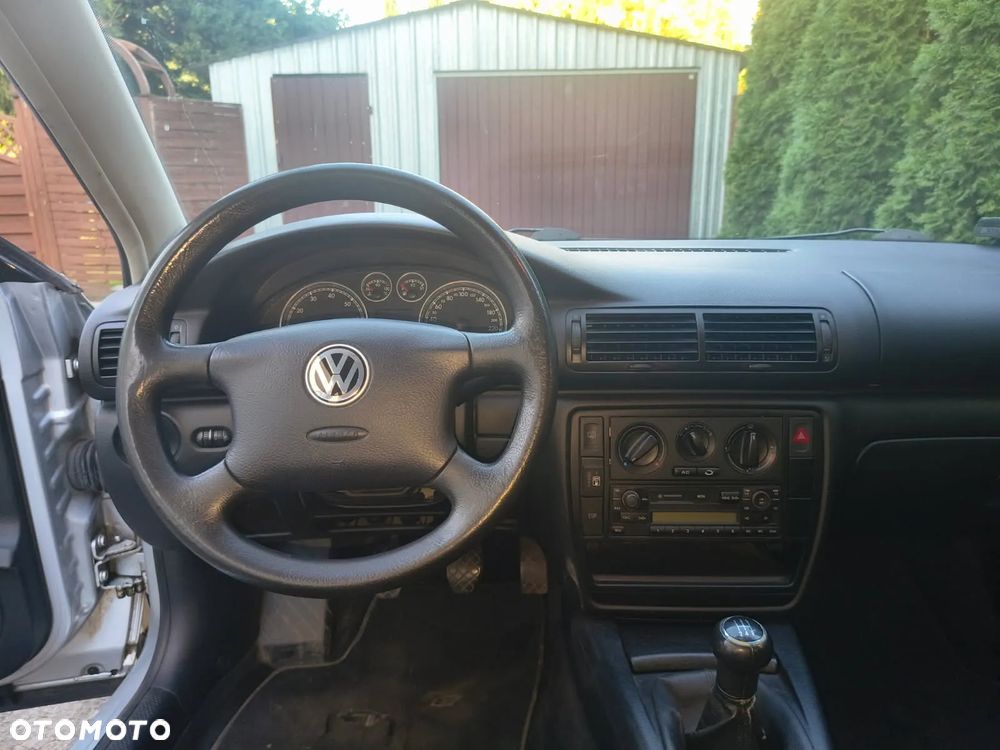 Volkswagen Passat 1.6 Basis - 18