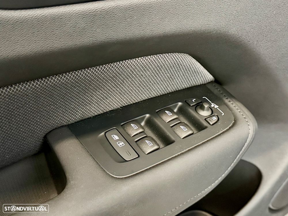 Volvo XC 60 2.0 T6 PHEV Black Edition AWD - 12