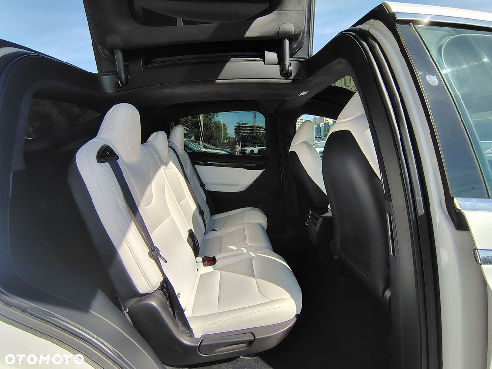 Tesla Model X - 9