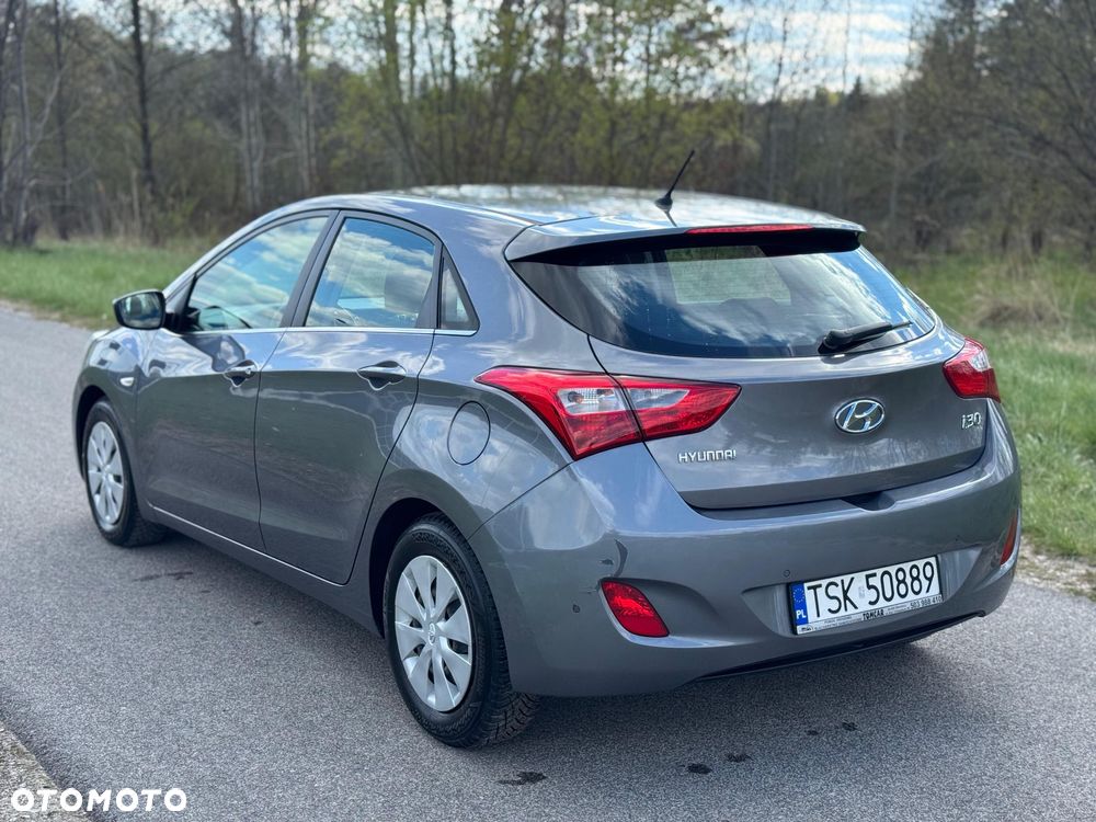 Hyundai i30 blue 1.4 - 8