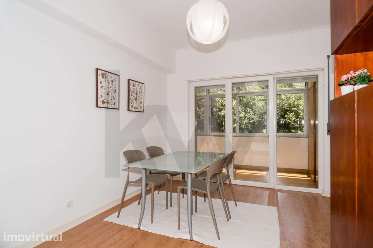 Apartamento T2 com Varanda e Garagem – Centro de Algés, Oeiras