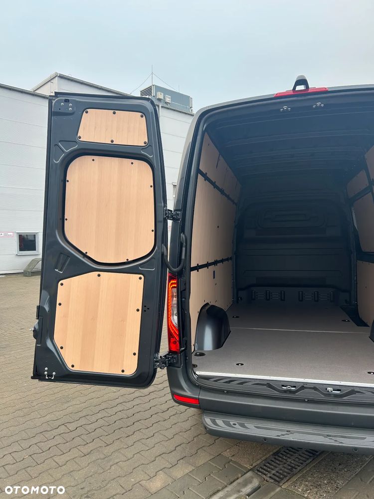 Mercedes-Benz Sprinter - 12