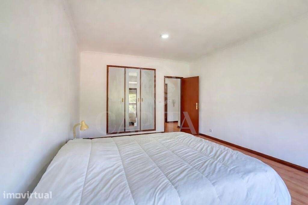 T2 Duplex com 121 m2, Arrecadação e Excelente Localização em Rinchoa - Grande imagem: 5/22