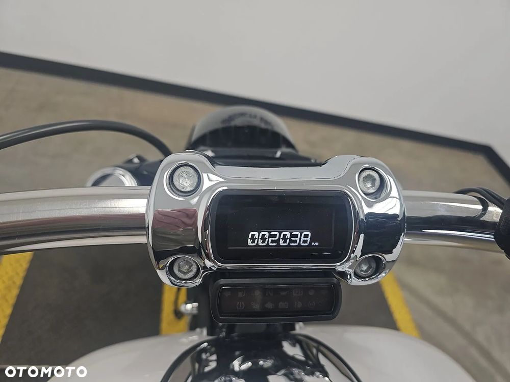 Harley-Davidson Softail Breakout - 9