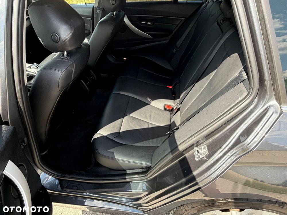 BMW Seria 3 320d Luxury Line - 33