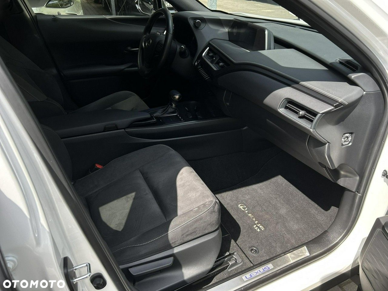 Lexus UX - 30